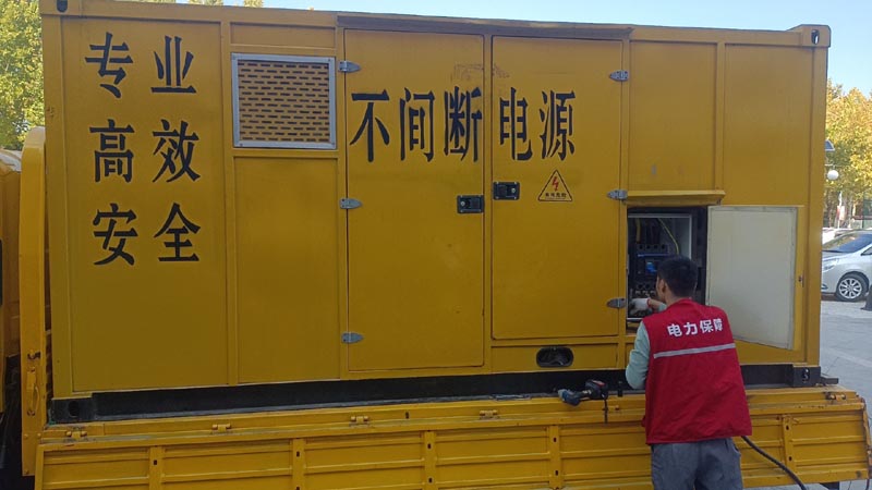 鄂温克柴油发电机组和UPS电源配合使用时，如何避免切换过程中的电力中断？